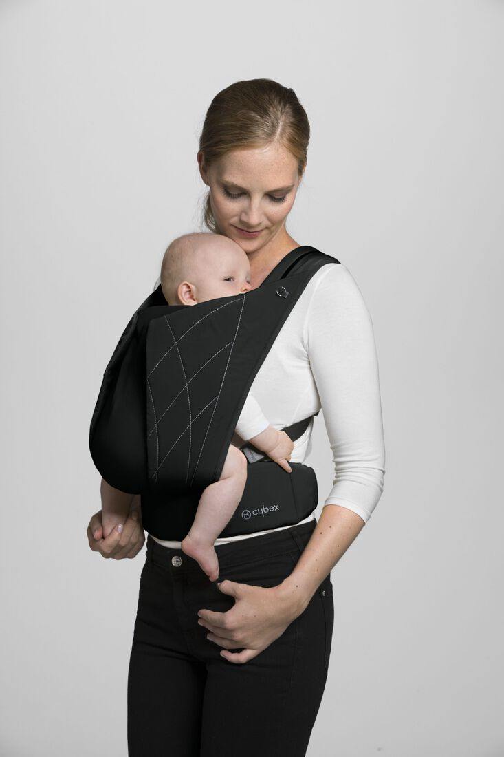 מנשא לתינוק Yema Click שחור אשה נושאת תינוק